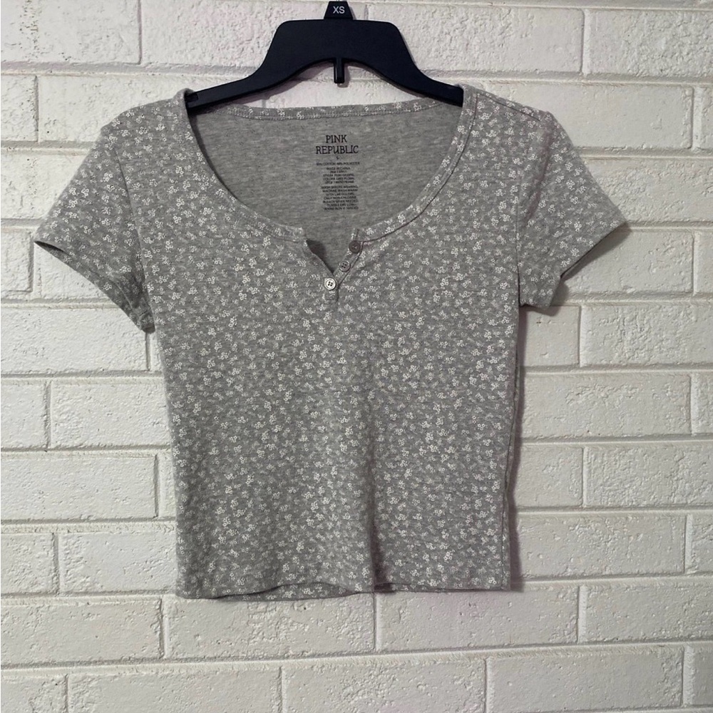 Pink Republic Light Gray Floral Crop Top